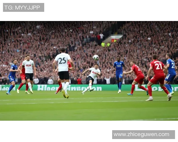 激情四溢的绿茵场上精彩足球比赛点燃观众热情与梦想